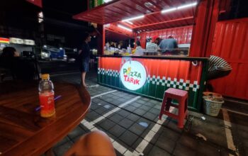 Trying Street Food Pizza in Bali, Pizza Tarik