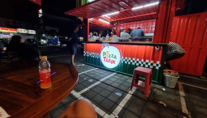 Trying Street Food Pizza in Bali, Pizza Tarik