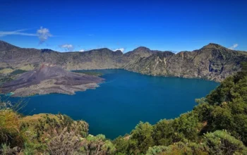 Segara Anak crater lake and Mount Rinjani. Photo: The Langkah Travel.