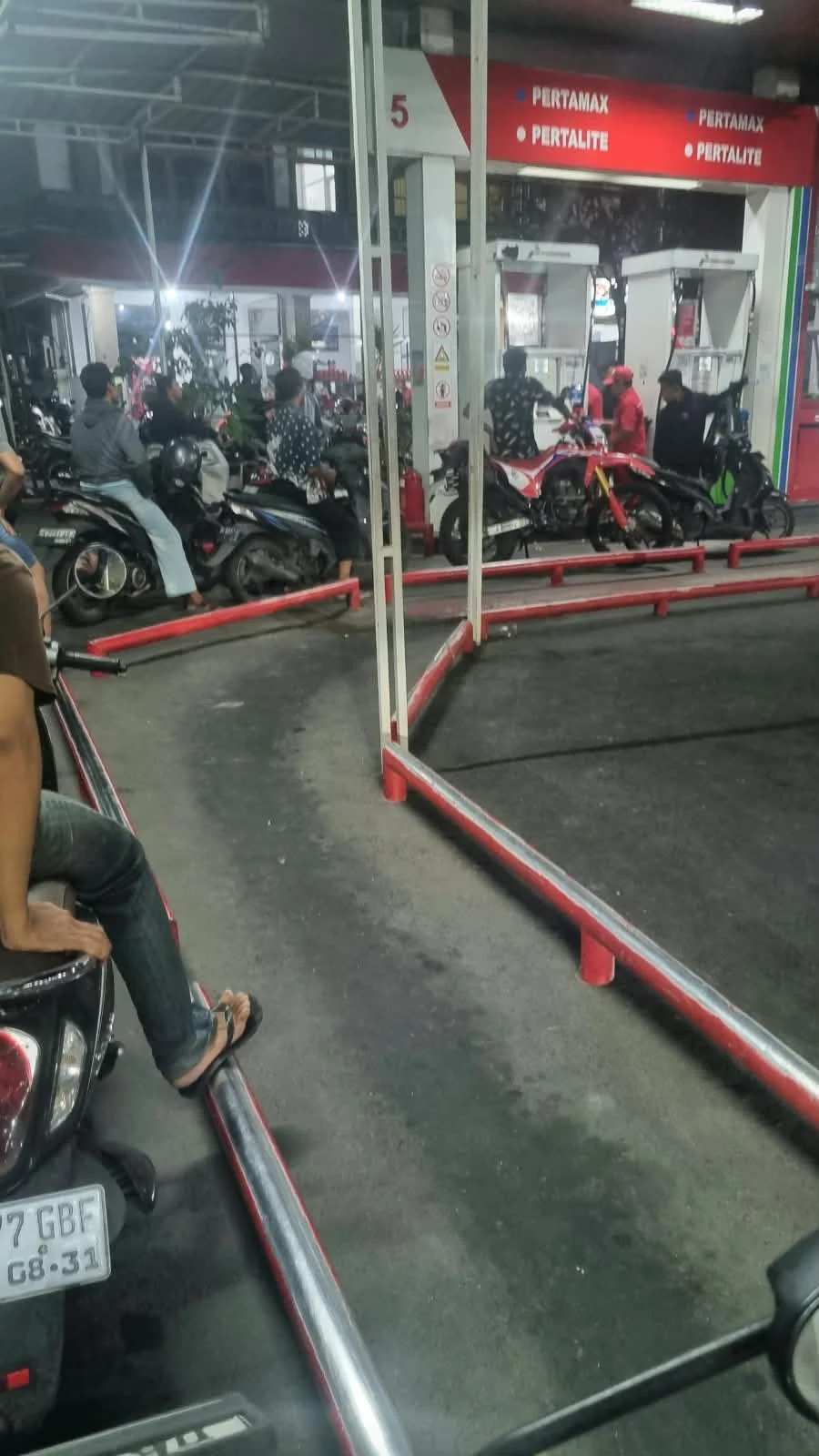 antrian bensin di bali